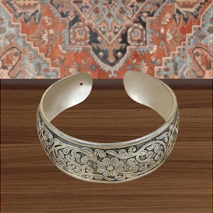 Boho floral cuff bracelet: Daisy pattern, Wide silver vine bangle for casual wear