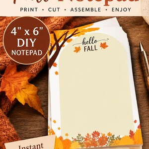Könnte beinhalten: Ein Stapel druckbarer Notizblockblätter im Format 10,16 cm x 15,24 cm mit einem cremefarbenen, bogenförmigen Schreibbereich, einem braunen Ast und bunten Herbstblättern am unteren Rand. Der Text "hello FALL" steht oben auf den Notizblättern.