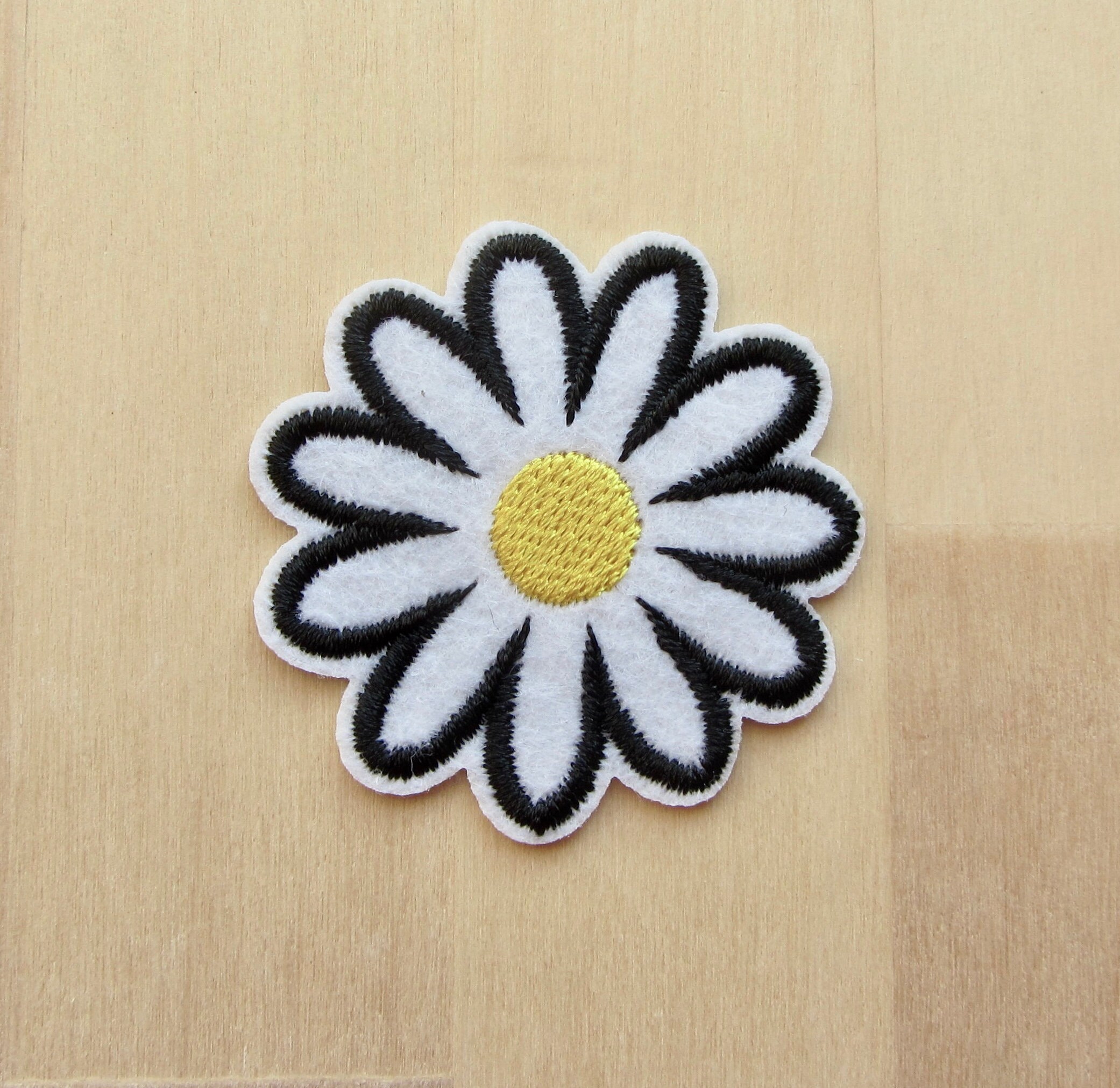 Cute Flower Daisy Iron Sew on Appliques Patches Embroidered Motif Floral DIY Cute Flower Daisy Iron Sew on Appliques Patches Embroidered Motif Floral DIY