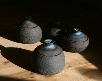 Boite à sel en céramique, terre noire émaillée bleu et blanc