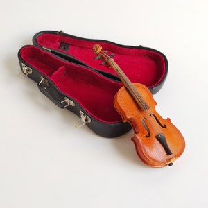 Violon miniature vintage avec étui, violon miniature en bois fabriqué à la main 6,5 po., instrument de musique décoratif, décoration de maison de poupée, accessoire de photographie