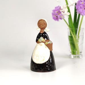 Blumenmädchen Glocke von Lego Art Pottery Japan 70er Jahre Vintage Land Mädchen mit Blumen und Korb Keramik Glocke / Figur, Tischglocke, Essen Glocke