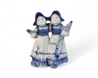 Antike deutsche Delft Rauenstein Thüringen Figur mit Mädchen mit Regenschirmen, 1893-1920, Sammelfigur aus Porzellan mit Delfter Dekor, signiert