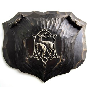 Antike deutsche geschnitzte hölzerne Wandtasche, Papier/Briefhalter entworfen als schwarzes Schild mit Zinn-Hirschen