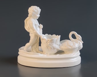 Antik kerub och svanfigur / Figural liten jardiniere eller vas, vit emaljerad porslin, kerub och svan som drar en tulpanformad vagn