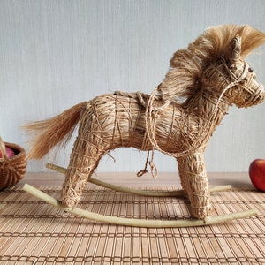 Caballo balancín de paja, arte popular escandinavo, caballo de paja decorativo vintage hecho a mano, decoración hygge, decoración rústica para el hogar, decoración bohemia