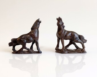 アンティーク中国彫刻ソープストーン馬の置物一対、手彫りの濃い茶色の 