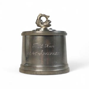 Barattolo per tabacco in peltro Art Deco Svenskt Tenn, Svezia 1939 Scatola FISH in peltro svedese con coperchio, rara tobacciana da collezione, era della grazia svedese