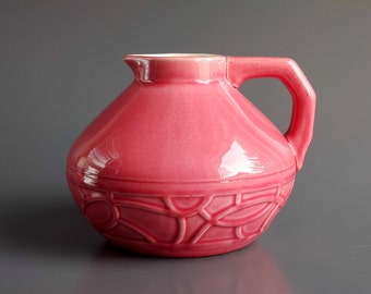 Pichet ou vase en poterie Art déco de Sarreguemines France à glaçure rose corail, ligne Etna 4210, poterie d'art français antique de collection des années 1900