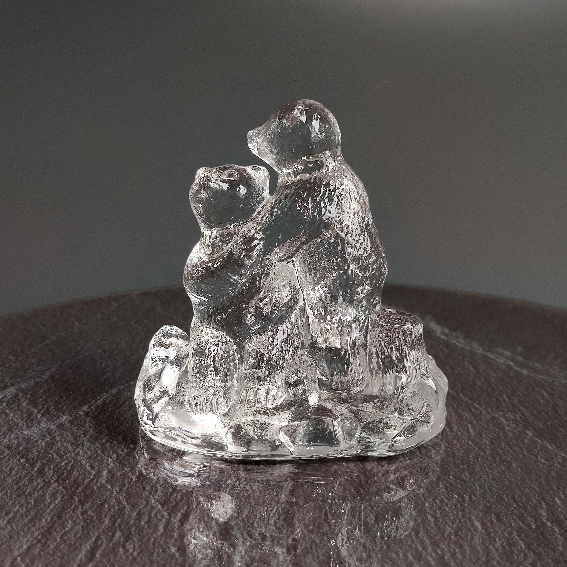 Bergdala スウェーデン製 クリスタル ホッキョクグマ 置物 1970年代 ヴィンテージ スカンジナビア アートガラス 抱き合うクマ 2体の置物  コレクター向けガラス動物 - Etsy 日本, image size:2250x2250