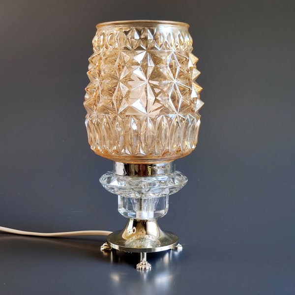 Lampe de table scandinave en verre par RAF fabriquée en Suède, lampe de table pieds de lion du milieu des années 1970 avec abat-jour en verre ambré