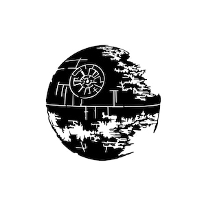 Op de afbeelding: Zwart-wit afbeelding van de Death Star uit Star Wars. Het ruimtestation wordt afgebeeld met zijn iconische cirkelvormige ontwerp, gedetailleerde oppervlakte-elementen en een gedeeltelijk vernietigd gedeelte, tegen een witte achtergrond.
