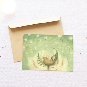 Omino, cartolina acquerellata, stampa, simpatico regalo per un amico, dipinto botanico verde, da tenere in mano, bambino addormentato, gnomo, denti di leone, tenero.