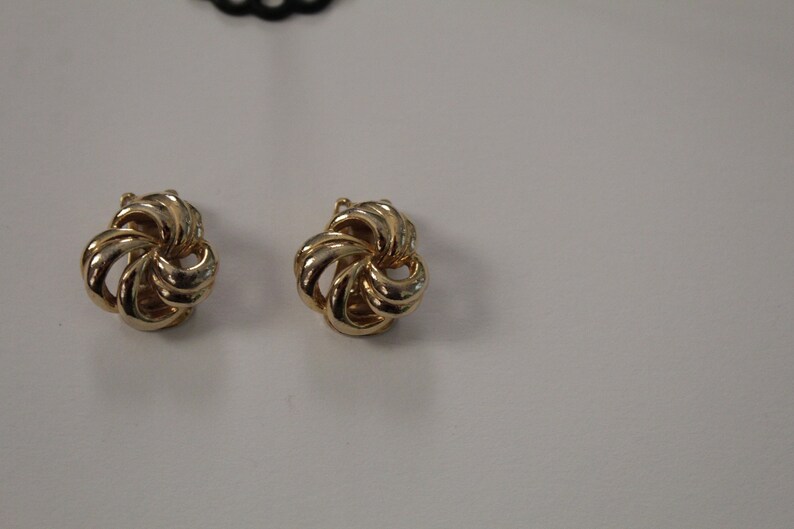 SWIRL knots earrings 1980s clip on earrings gold tone statement earrings image 1