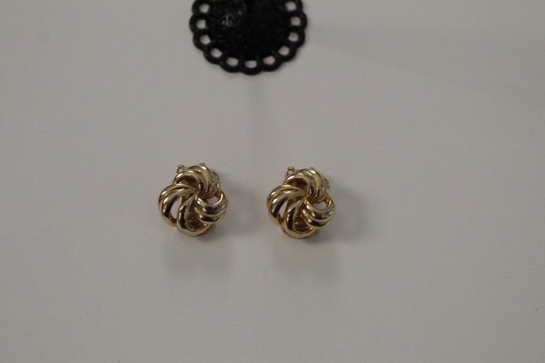 SWIRL knots earrings 1980s clip on earrings gold tone statement earrings image 6
