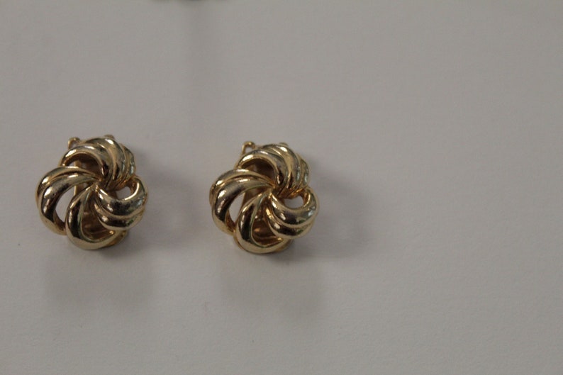 SWIRL knots earrings 1980s clip on earrings gold tone statement earrings image 2