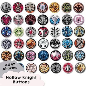 Könnte beinhalten: Ein Set mit 42 bunten runden Knöpfen mit Charakteren und Symbolen aus dem Videospiel Hollow Knight. Die Knöpfe sind in einem Raster angeordnet und haben einen weißen Hintergrund. Der Text "All 42 charms" und "Hollow Knight Buttons" ist in einer Sprechblase am unteren Rand des Bildes geschrieben.