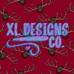 K&ouml;nnte beinhalten: Ein roter Hintergrund mit einem sich wiederholenden Muster aus braunen Geweihen und F&auml;ssern. Der Text "XL Designs Co." befindet sich in der Mitte des Bildes in Blau.