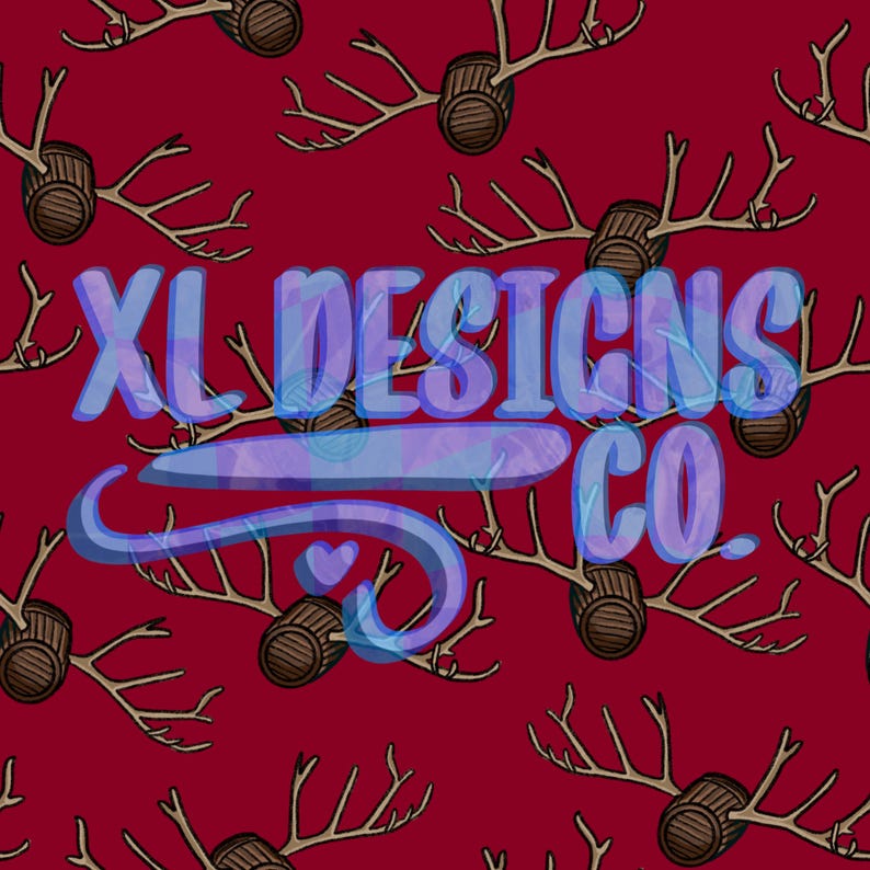 K&ouml;nnte beinhalten: Ein roter Hintergrund mit einem sich wiederholenden Muster aus braunen Geweihen und F&auml;ssern. Der Text "XL Designs Co." befindet sich in der Mitte des Bildes in Blau.