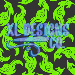K&ouml;nnte beinhalten: Ein schwarzer Hintergrund mit einem sich wiederholenden Muster aus gr&uuml;nen flammenartigen Formen. Der Text "XL Designs Co." ist &uuml;ber dem Muster in einem blauen und violetten Farbverlauf gelegt.
