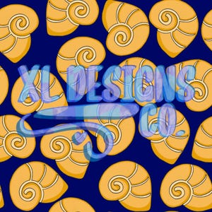 K&ouml;nnte beinhalten: Ein nahtloses Muster mit einem sich wiederholenden Design aus gelben Muscheln auf dunkelblauem Hintergrund.