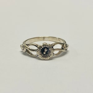Vintage Stunning Sterling Silver Flower Ring
