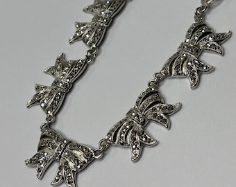 Collar vintage de plata de ley con eslabones en forma de lazo y marcasita