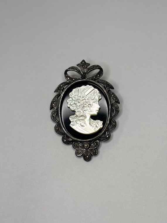 ANCIEN CAMÉE en NACRE monté en PENDENTIF et BROCHE en ARGENT et MARCASSITES