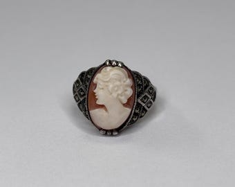 Bague Camée Vintage Or Jaune 14k – Sculptée Silhouette Femme, Pierre Coquillage, Halo, Taille 6.5