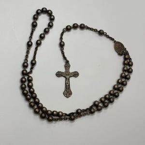 Vintage versilberte französische Rosenkranzperlen-Kreuz-Halskette