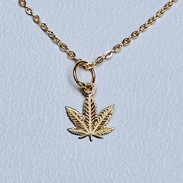14K Solid Yellow Gold Tiny Delicate Marihuana Leaf / Cannabis Leaf Charm / Hanger 9mm x 7,2 mm optionele 14K Gold Cable Link Chain 16" of 18"