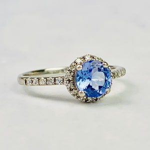 Vintage 9k / 9ct White Gold Round cut Blue Cubic Zirconia and White Topaz Halo Ring - 6.5 US