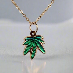 Breloque/pendentif feuille de marijuana/cannabis en émail vert cuit et or jaune 14 carats (en option). Chaîne à maillons câble en or 14 carats/GF (en option) de 16 ou 18 pouces.