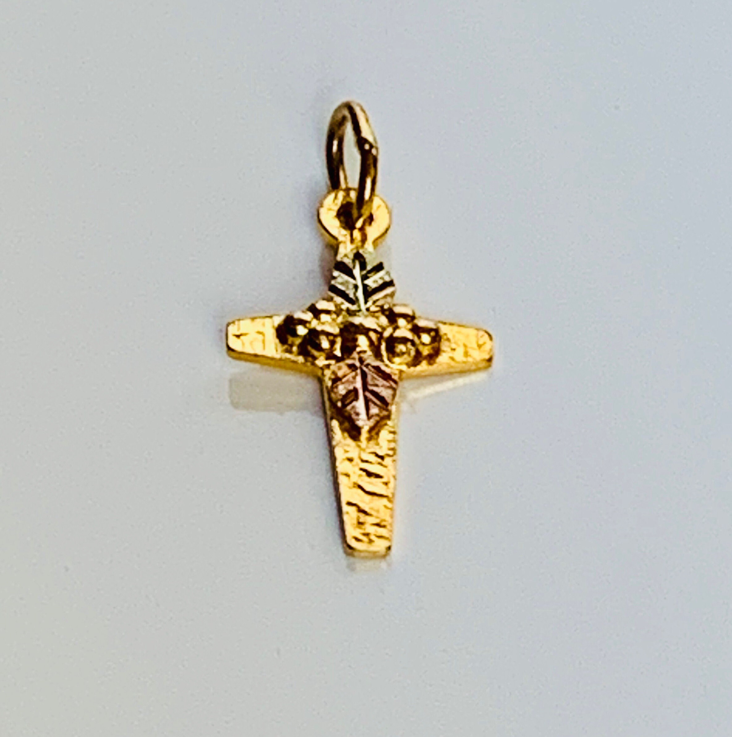 10kt Gold Multi-Leaf Design Charm Pendant