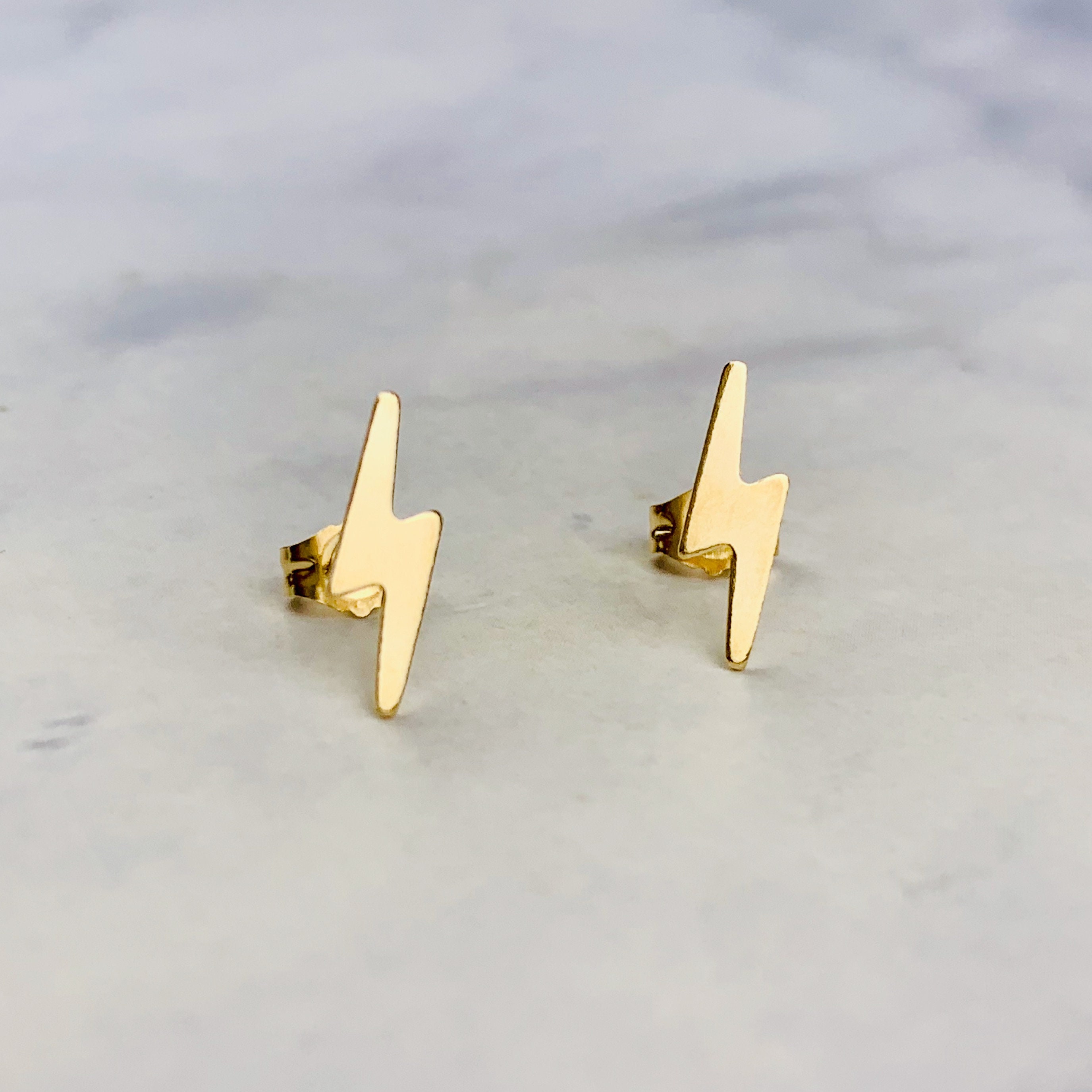 送料税込【AMY O】Tiny Lightning Bolt Studs 14K Gold ☆ピアス Lightning Bolt Gold Stud Earrings, Second-hole Cartilage