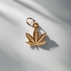 14K massivt gult guld, litet, delikat marijuanablad/cannabisblad, berlock/hänge, 9 mm x 7,2 mm, valfri kabellänkkedja i 14K guld, 16" eller 18"