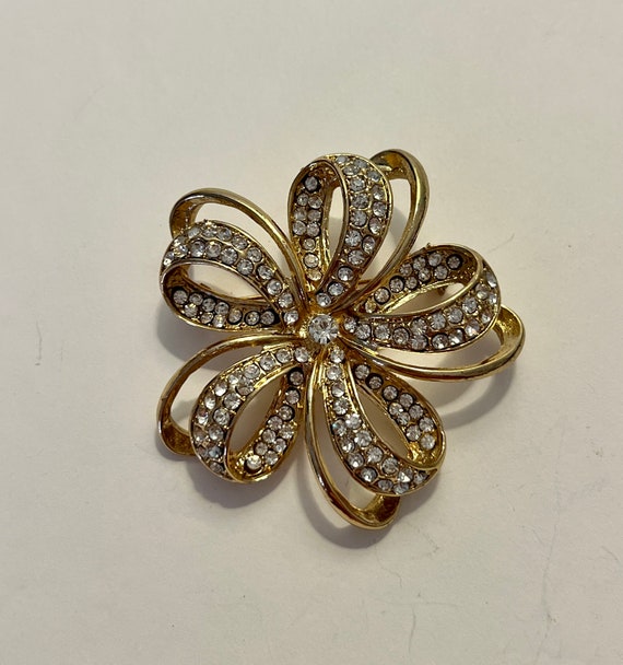 Vintage Goldtone Rhinestone Floral Brooch / pin / 