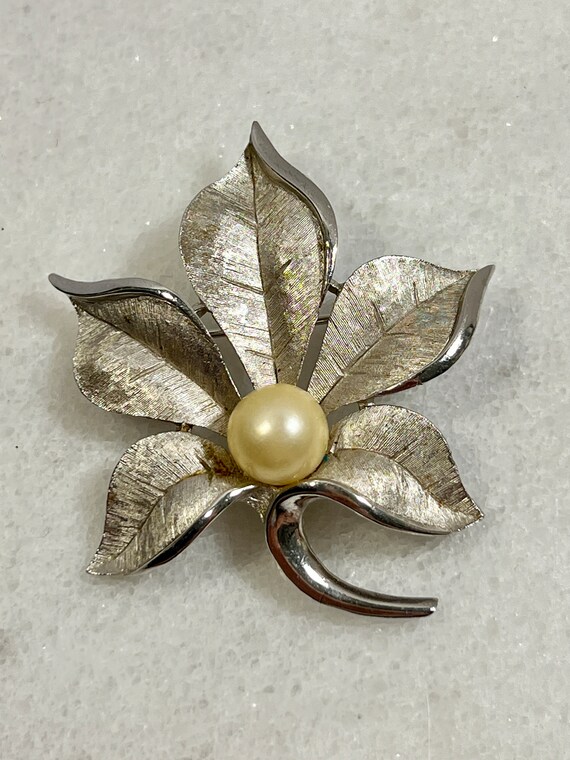 Vintage Trifari Silvertone Leaf Brooch With Cente… - image 2