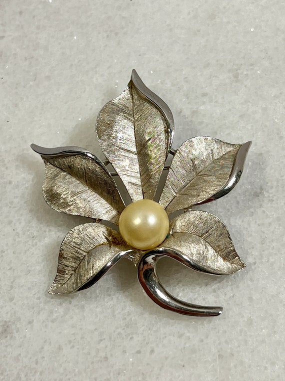 Vintage Trifari Silvertone Leaf Brooch With Cente… - image 3