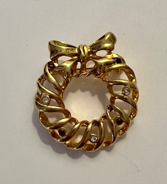 Vintage Christmas Wreath Brooch / pin / goldtone … - image 1