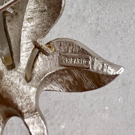 Vintage Trifari Silvertone Leaf Brooch With Cente… - image 6