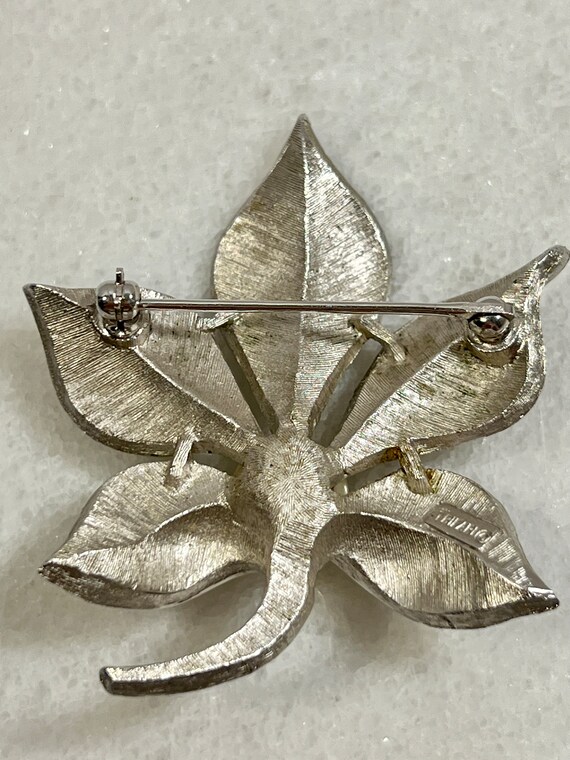 Vintage Trifari Silvertone Leaf Brooch With Cente… - image 4