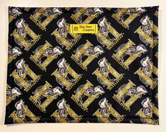 Bolsa de proyectos de tejón de Hufflepuff para manualidades, punto de cruz, colorear, acolchado y más / 3 tamaños a elegir / frente de vinilo transparente / cierre con cremallera