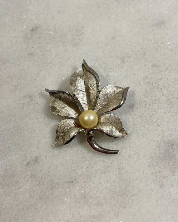 Vintage Trifari Silvertone Leaf Brooch With Center