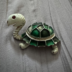 Vintage Turtle Brooch – Green Enamel Shell – Mid Century Figural Jewelry - 1950s pin