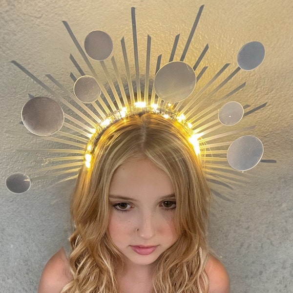 Space Disco Light-Up Crown - Silver Sunburst Goddess Crown para fiesta temática OVNI y más allá - Coronas de festivales / conciertos de accesorios ligeros