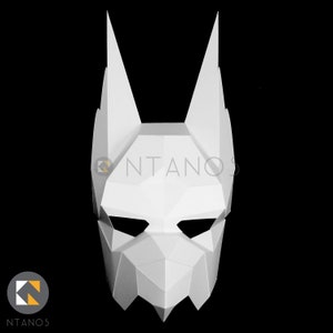 K&ouml;nnte beinhalten: Wei&szlig;e Papiermaske mit geometrischem Design, das einem Hundegesicht &auml;hnelt. Die Maske hat zwei spitze Ohren und eine Schnauze mit einer scharfen Kante.