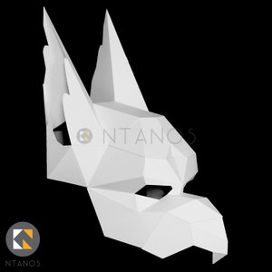 K&ouml;nnte beinhalten: Wei&szlig;e Papiermaske eines Wolfskopfes mit spitzen Ohren und einer langen Schnauze.