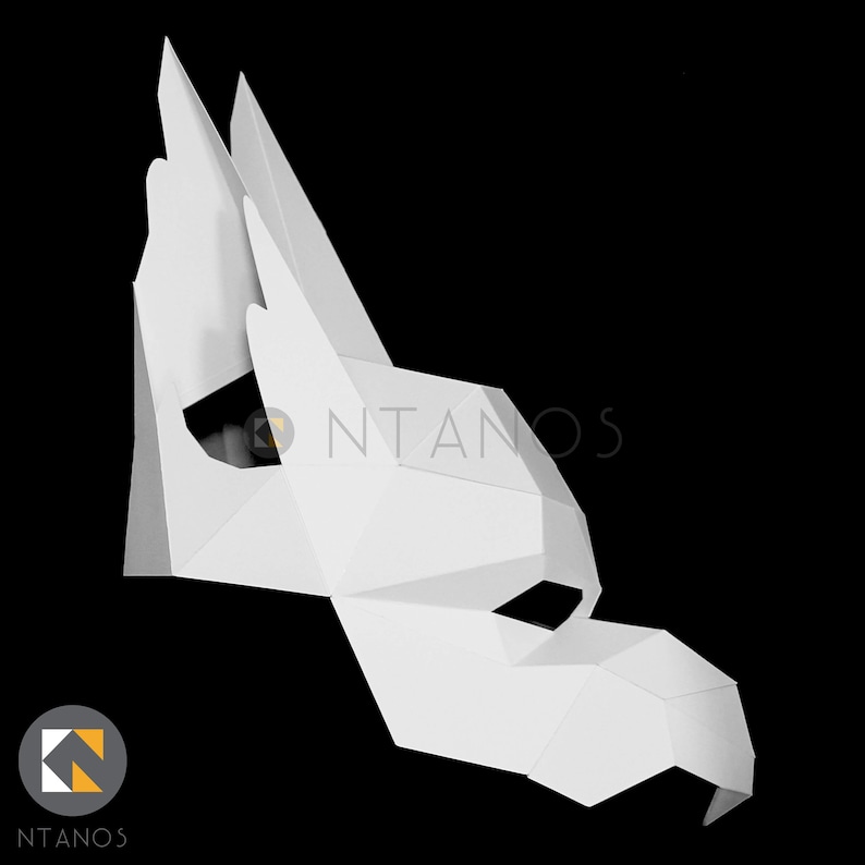 K&ouml;nnte beinhalten: Wei&szlig;e Papiermaske mit geometrischen Formen, die an einen Vogelkopf erinnern. Die Maske ist gefaltet und hat einen spitzen Schnabel.