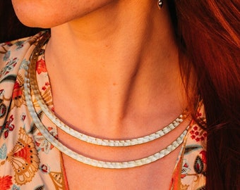 Collar de gargantilla étnica en latón dorado // Collar de torque martillado // Collar rígido